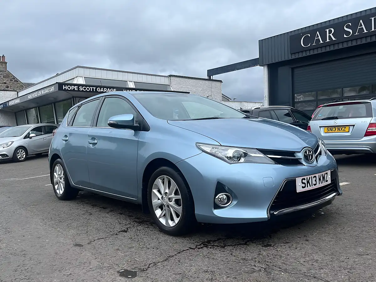Used 2013 Toyota Auris Icon Blue - Interior and Exterior details 4