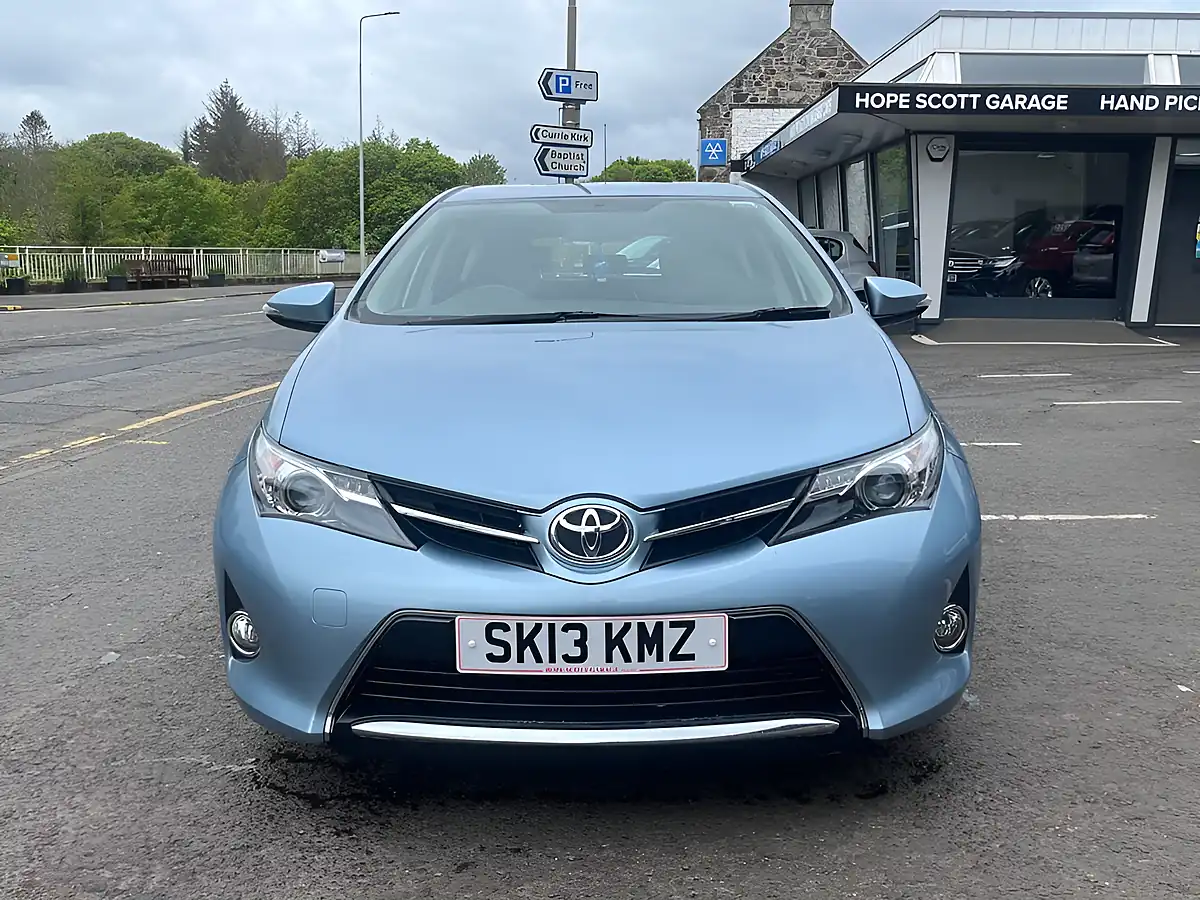 Used 2013 Toyota Auris Icon Blue - Interior and Exterior details 7