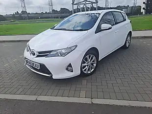 Used 2013 Toyota Auris Icon Pure White - Interior and Exterior details 10