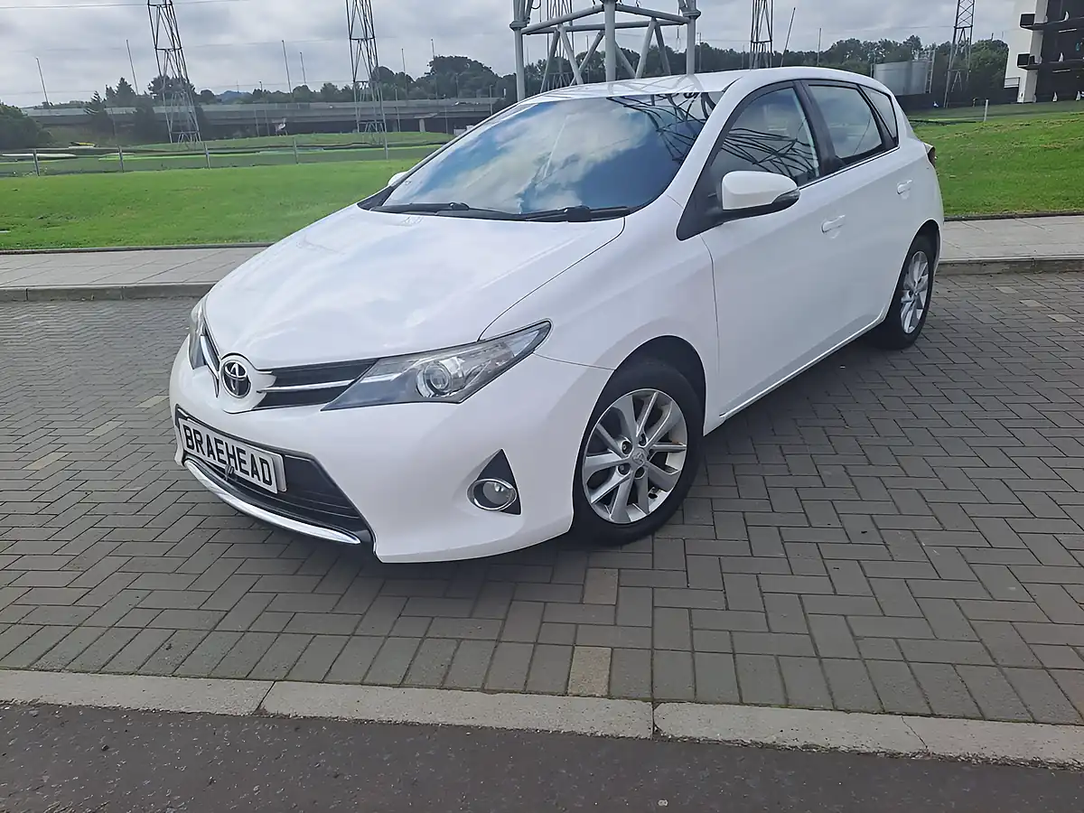 Used 2013 Toyota Auris Icon Pure White - Interior and Exterior details 10