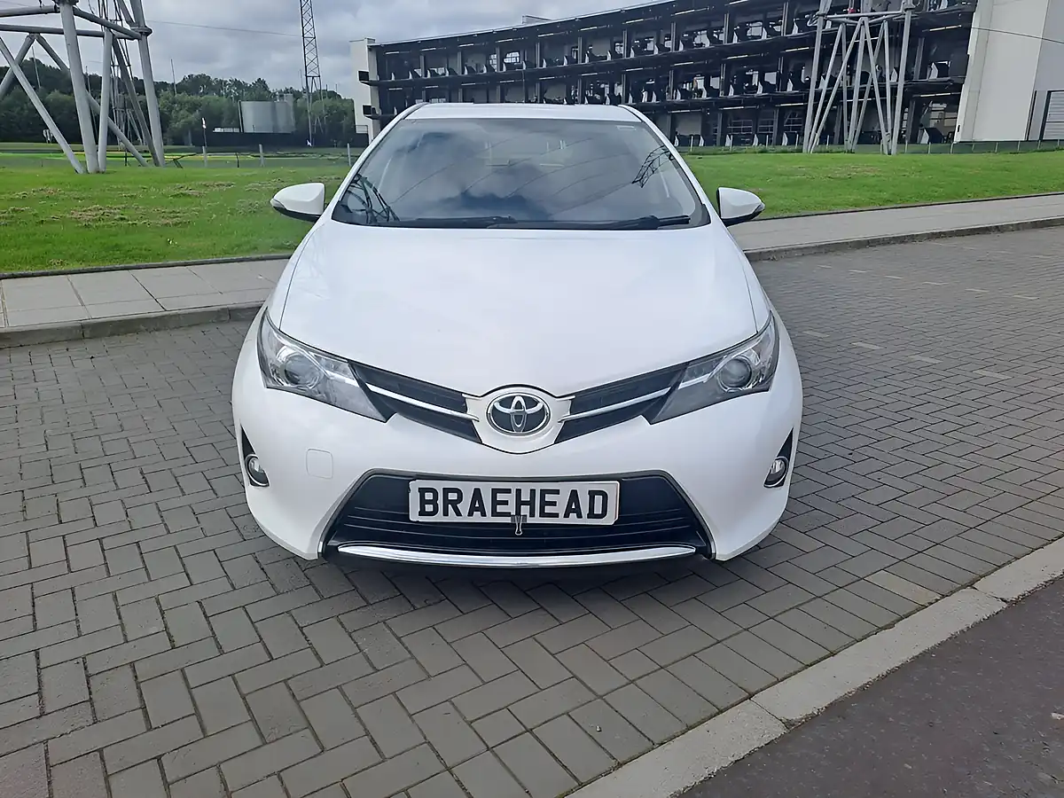 Used 2013 Toyota Auris Icon Pure White - Interior and Exterior details 13