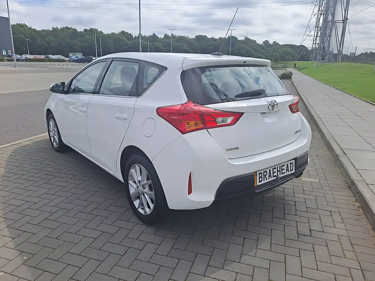 Used 2013 Toyota Auris Icon Pure White - Interior and Exterior details 18