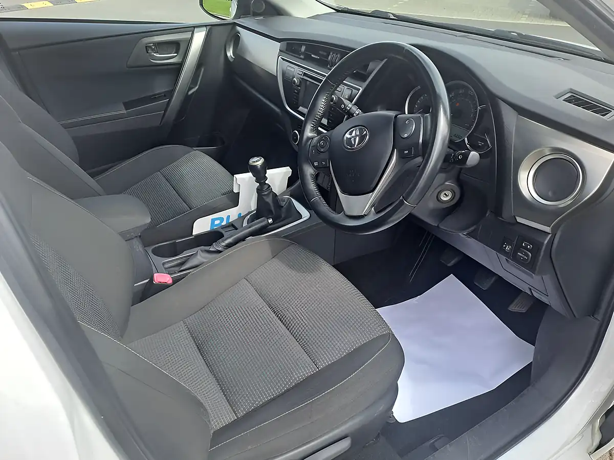 Used 2013 Toyota Auris Icon Pure White - Interior and Exterior details 2