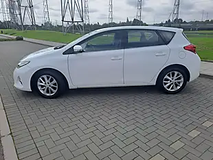 Used 2013 Toyota Auris Icon Pure White - Interior and Exterior details 4