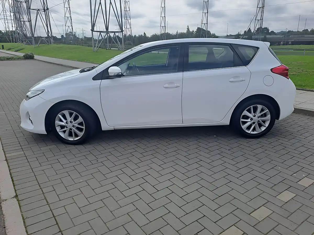 Used 2013 Toyota Auris Icon Pure White - Interior and Exterior details 4