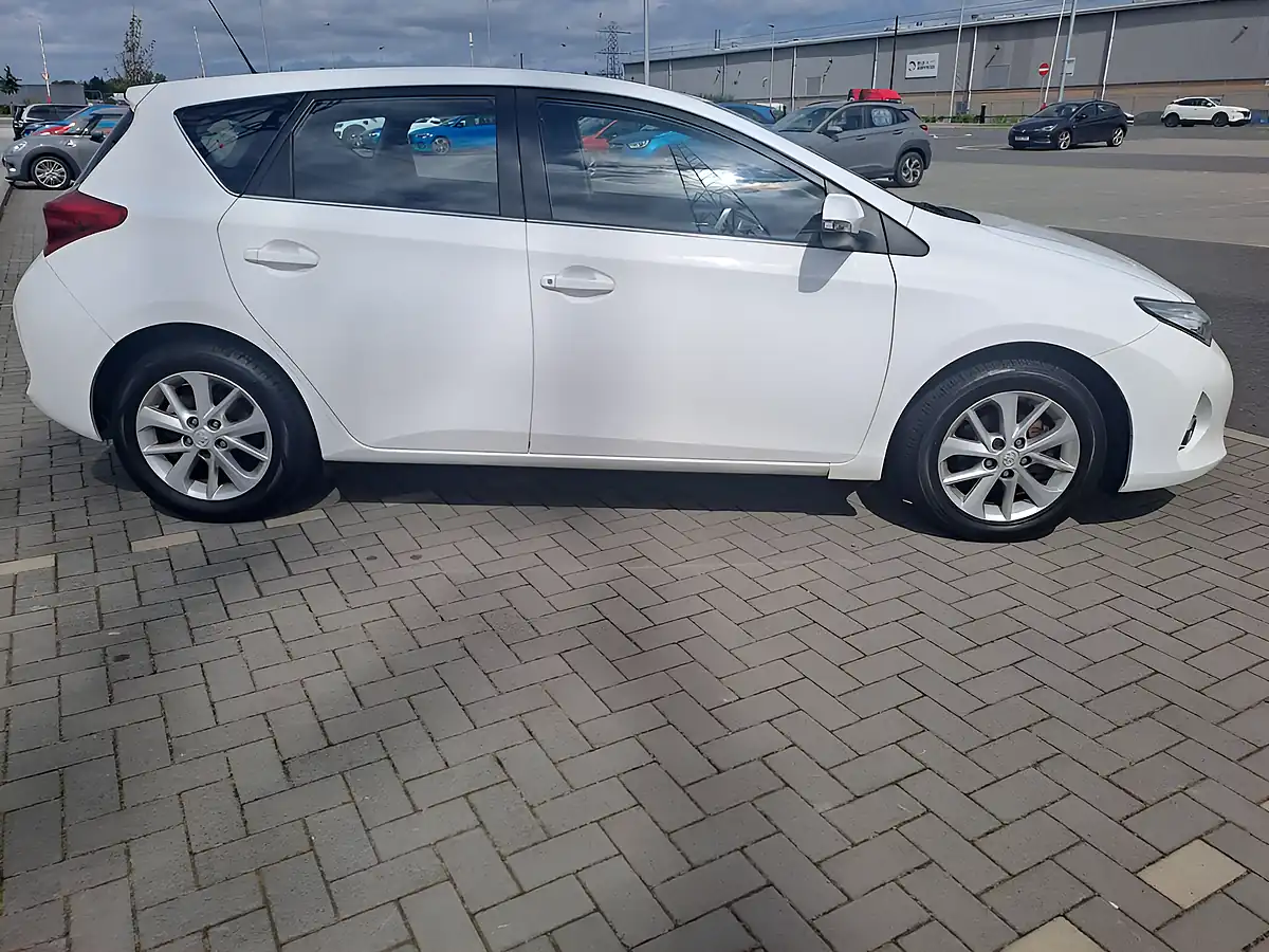 Used 2013 Toyota Auris Icon Pure White - Interior and Exterior details 6