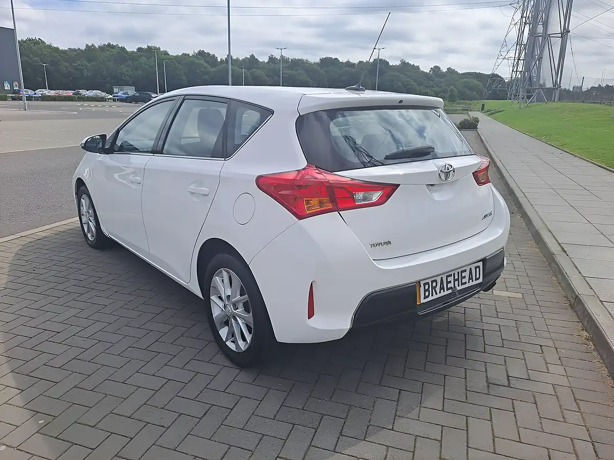 Used 2013 Toyota Auris Icon Pure White - Interior and Exterior details 8