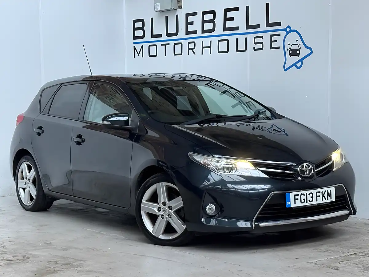 Used 2013 Toyota Auris Sport Aspen Grey - Front View
