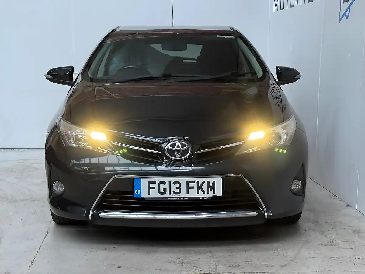 Used 2013 Toyota Auris Sport Aspen Grey - Interior and Exterior details 2