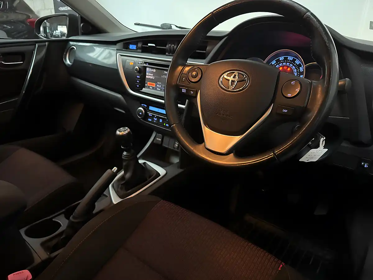 Used 2013 Toyota Auris Sport Aspen Grey - Interior and Exterior details 3
