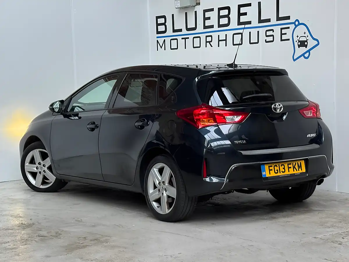Used 2013 Toyota Auris Sport Aspen Grey - Interior and Exterior details 4