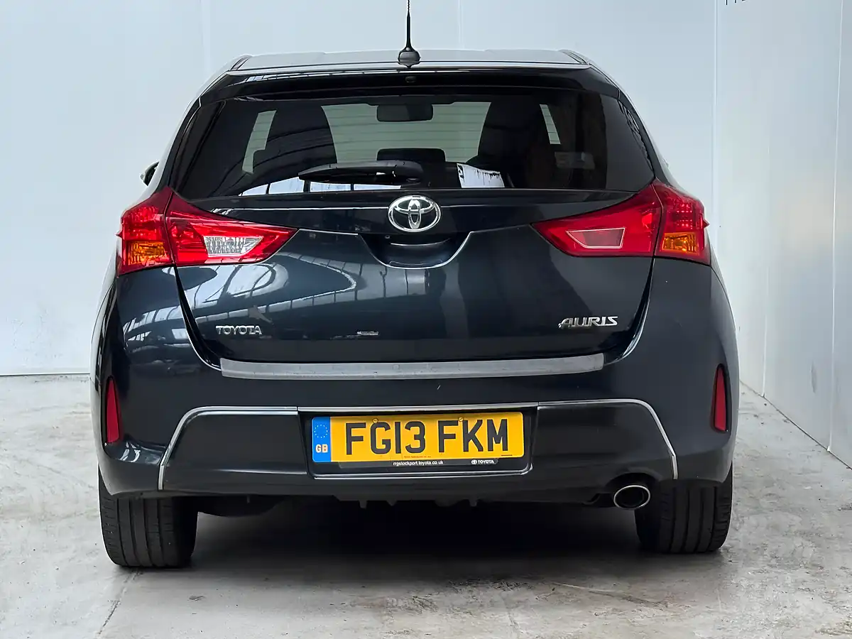 Used 2013 Toyota Auris Sport Aspen Grey - Interior and Exterior details 5
