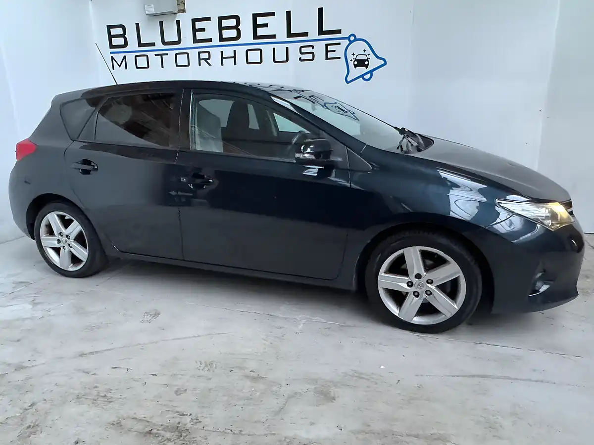 Used 2013 Toyota Auris Sport Aspen Grey - Interior and Exterior details 8