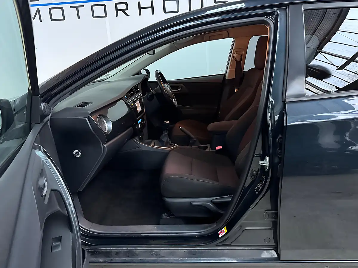 Used 2013 Toyota Auris Sport Aspen Grey - Interior and Exterior details 9