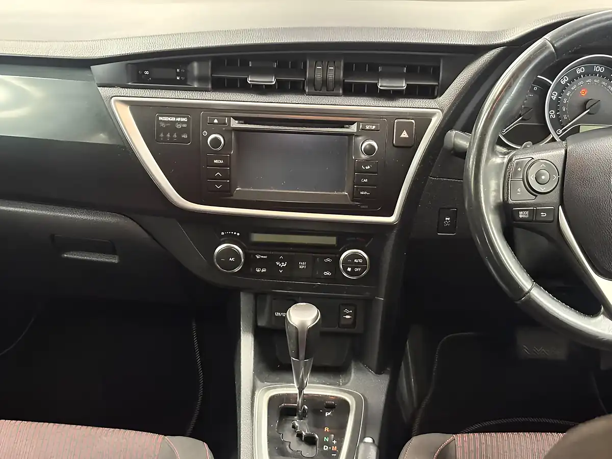 Used 2013 Toyota Auris Sport Blue - Interior and Exterior details 14