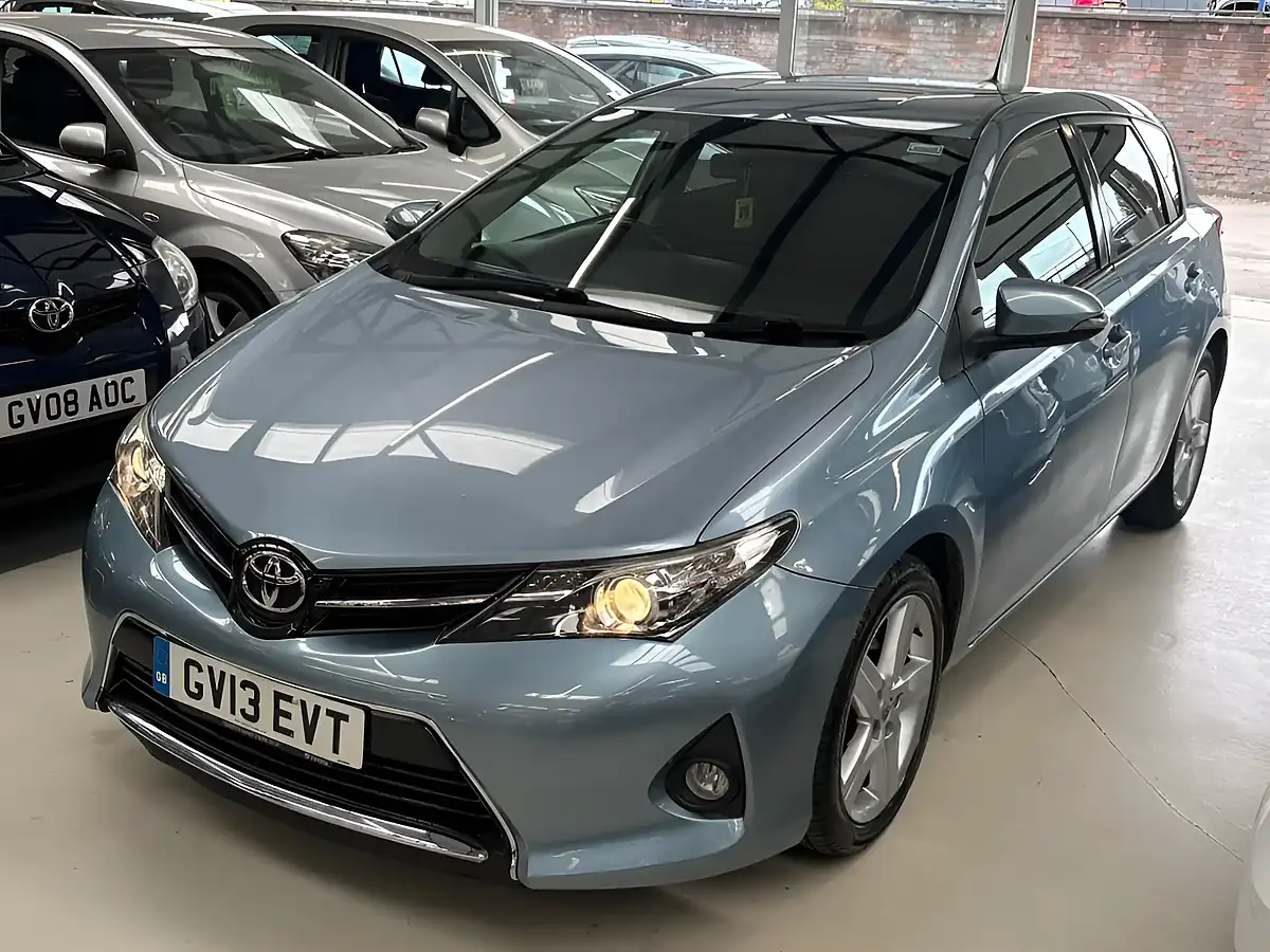 Used 2013 Toyota Auris Sport Blue - Interior and Exterior details 2