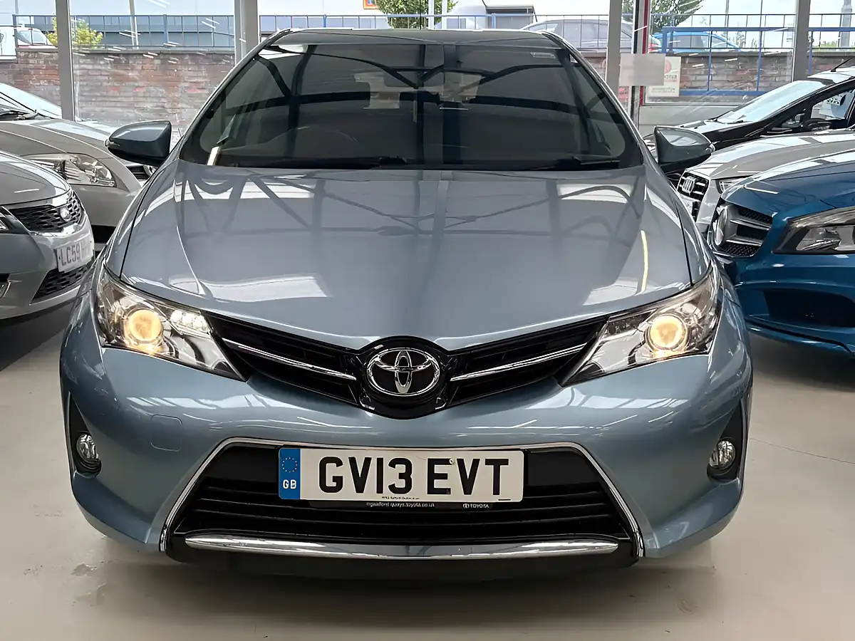 Used 2013 Toyota Auris Sport Blue - Interior and Exterior details 8