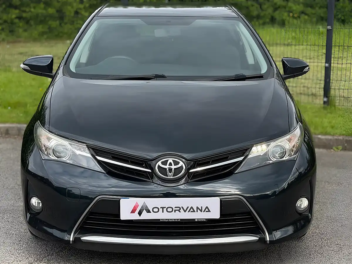 Used 2013 Toyota Auris Sport Grey - Interior and Exterior details 3