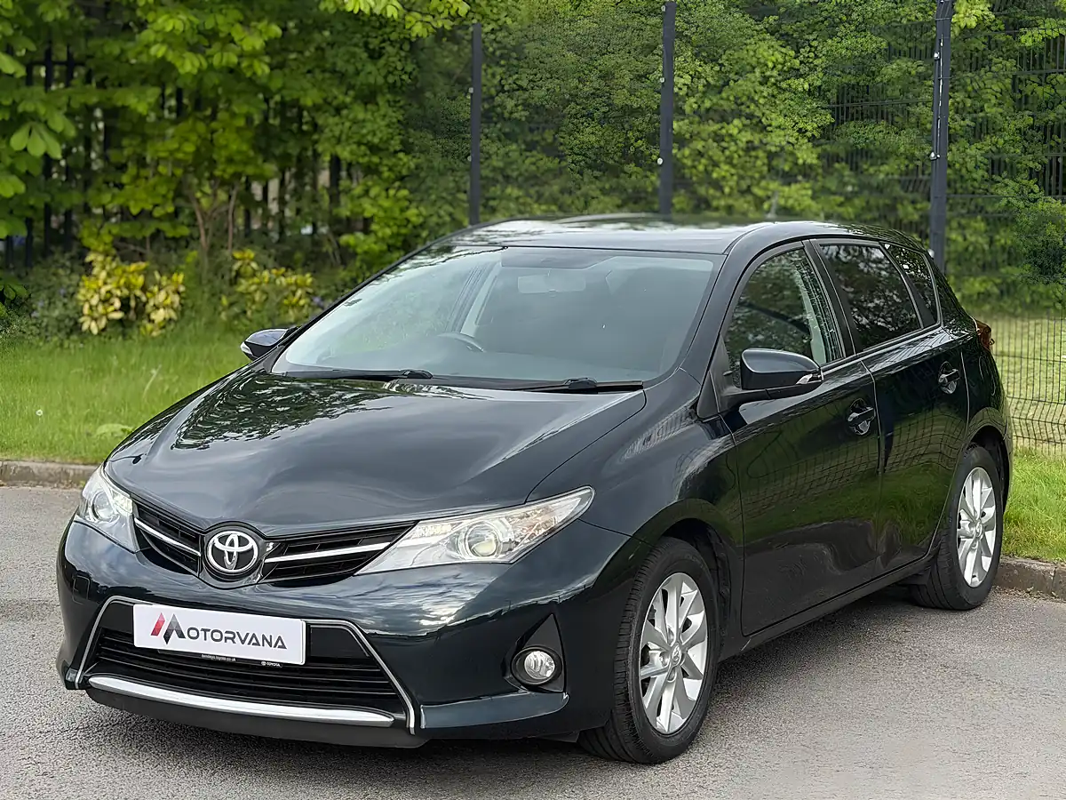 Used 2013 Toyota Auris Sport Grey - Interior and Exterior details 4