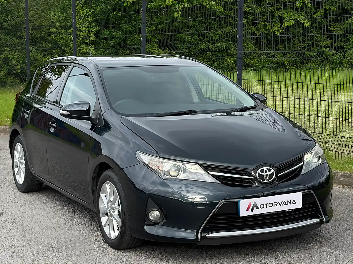 Used 2013 Toyota Auris Sport Grey - Interior and Exterior details 5