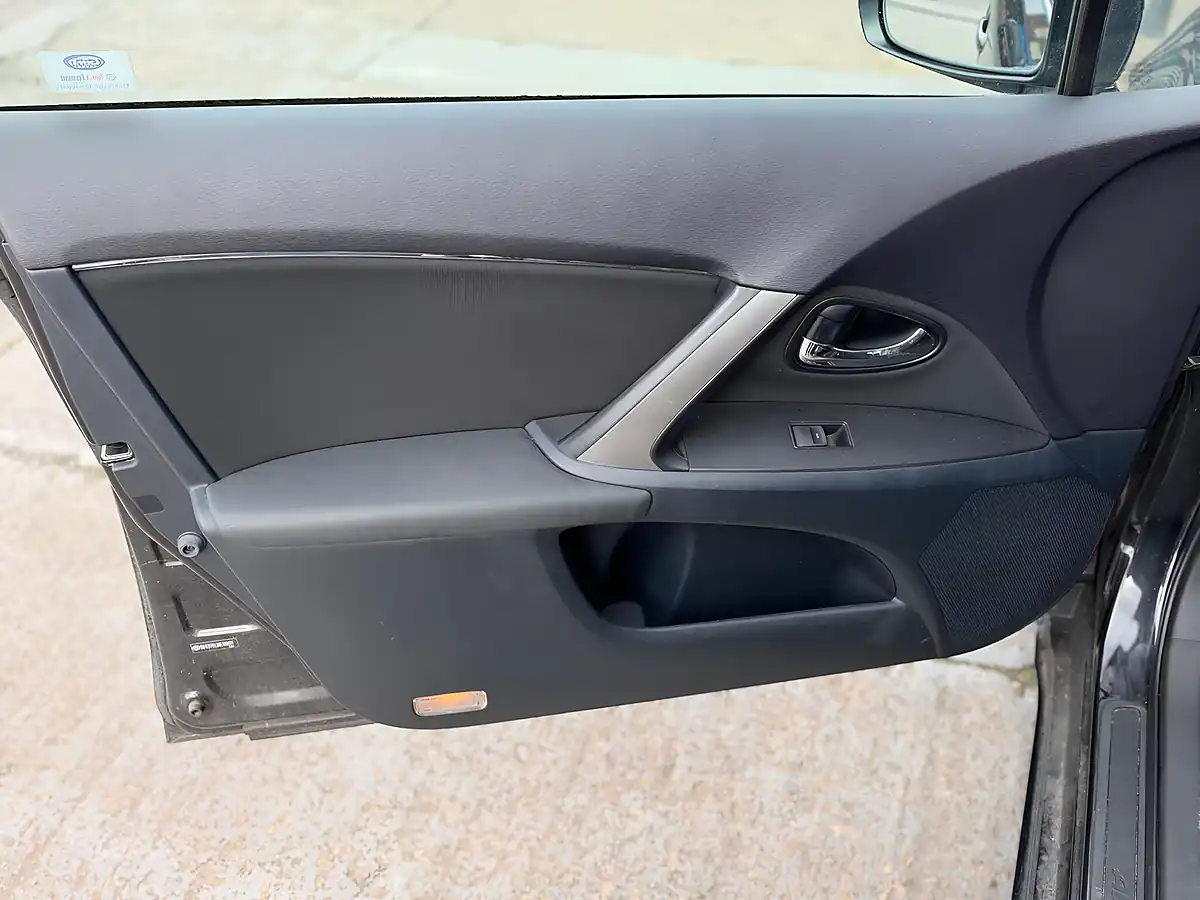 Used 2013 Toyota Avensis Active Tourer Black - Interior and Exterior details 14