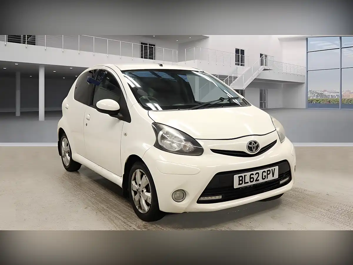 Used 2013 Toyota Aygo Fire White - Interior and Exterior details 11