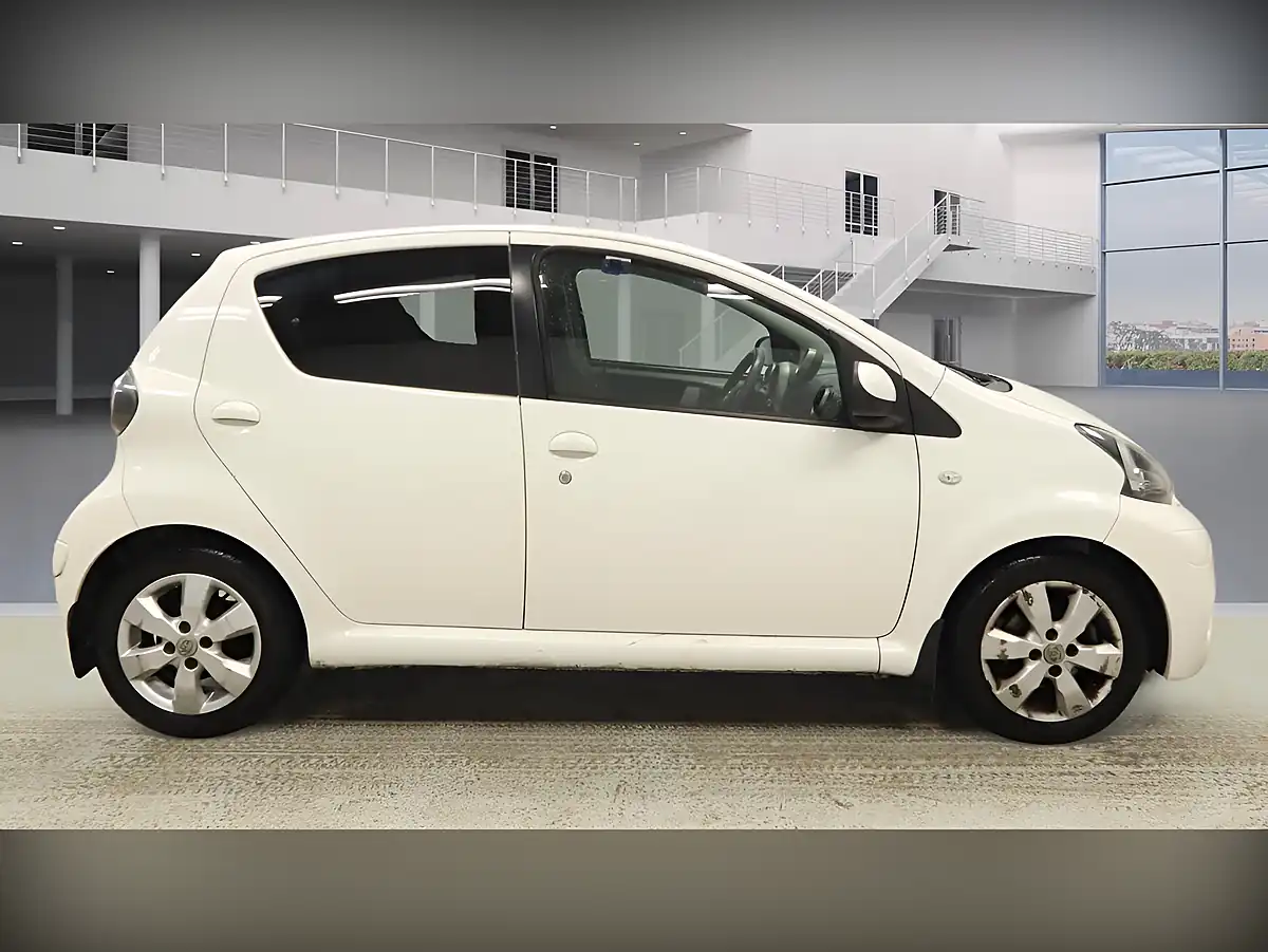 Used 2013 Toyota Aygo Fire White - Interior and Exterior details 13