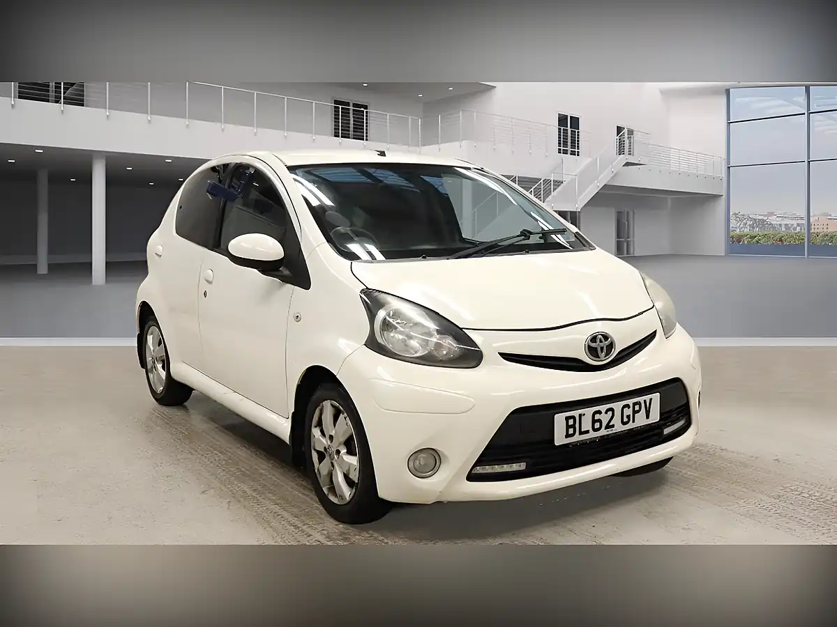 Used 2013 Toyota Aygo Fire White - Interior and Exterior details 4