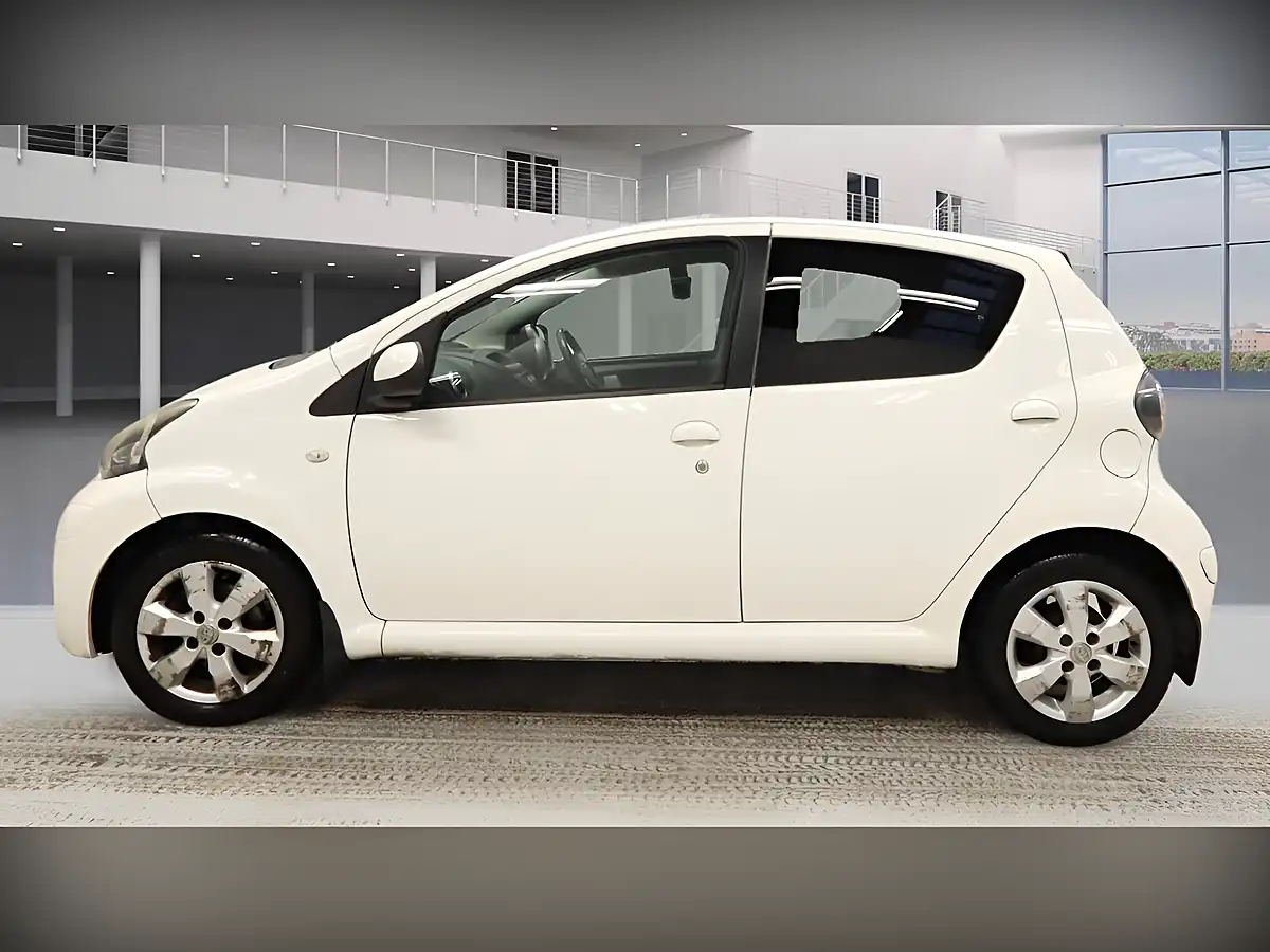 Used 2013 Toyota Aygo Fire White - Interior and Exterior details 5