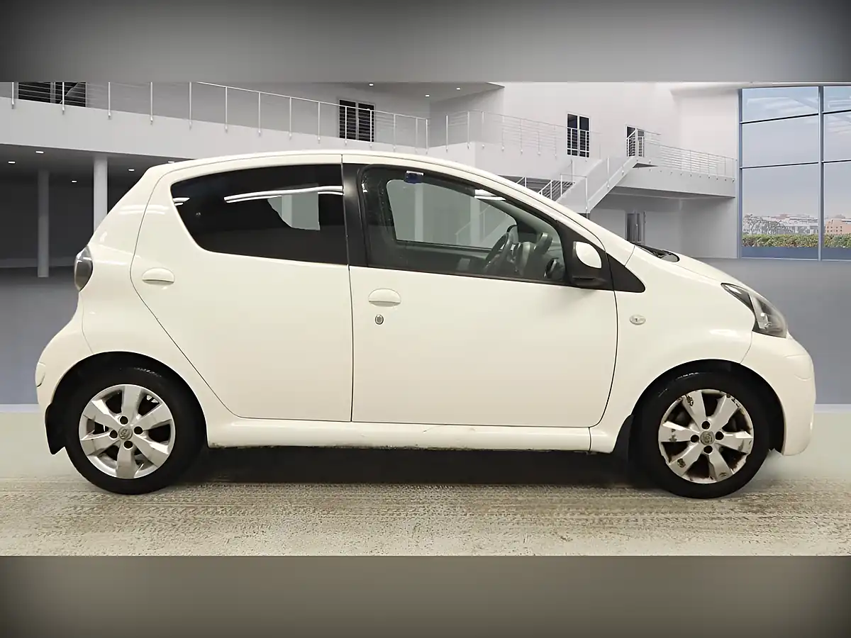 Used 2013 Toyota Aygo Fire White - Interior and Exterior details 6