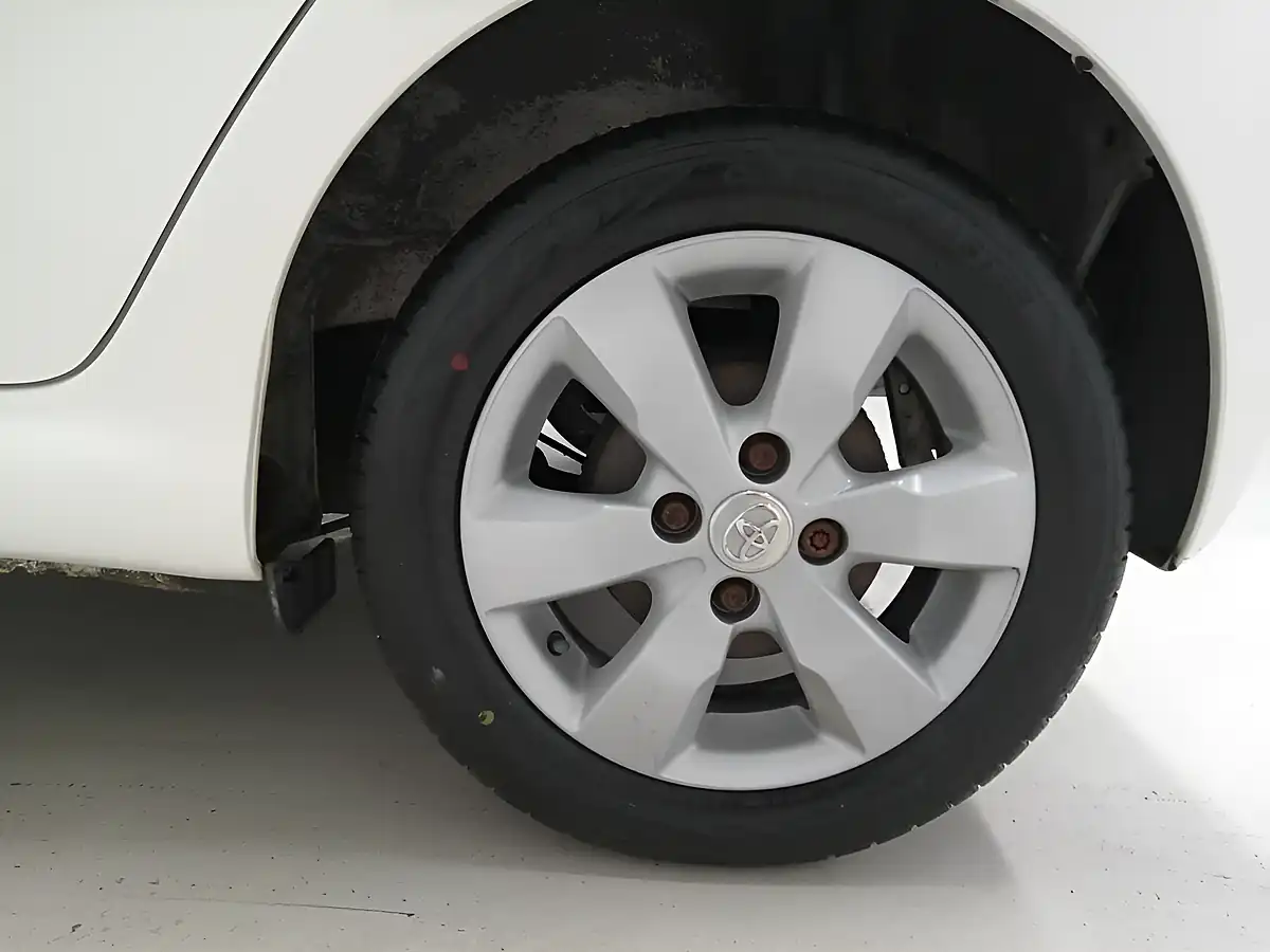 Used 2013 Toyota Aygo Hatchback White - Interior and Exterior details 19