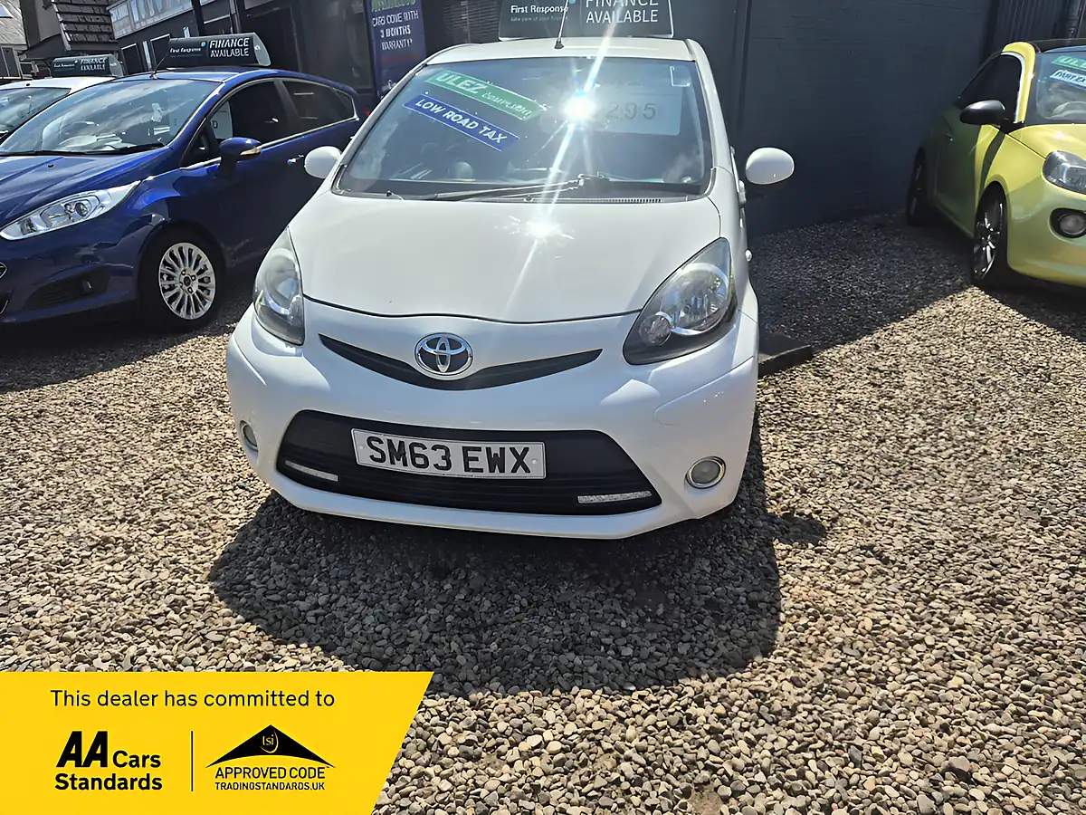 Used 2013 Toyota Aygo Mode White - Front View