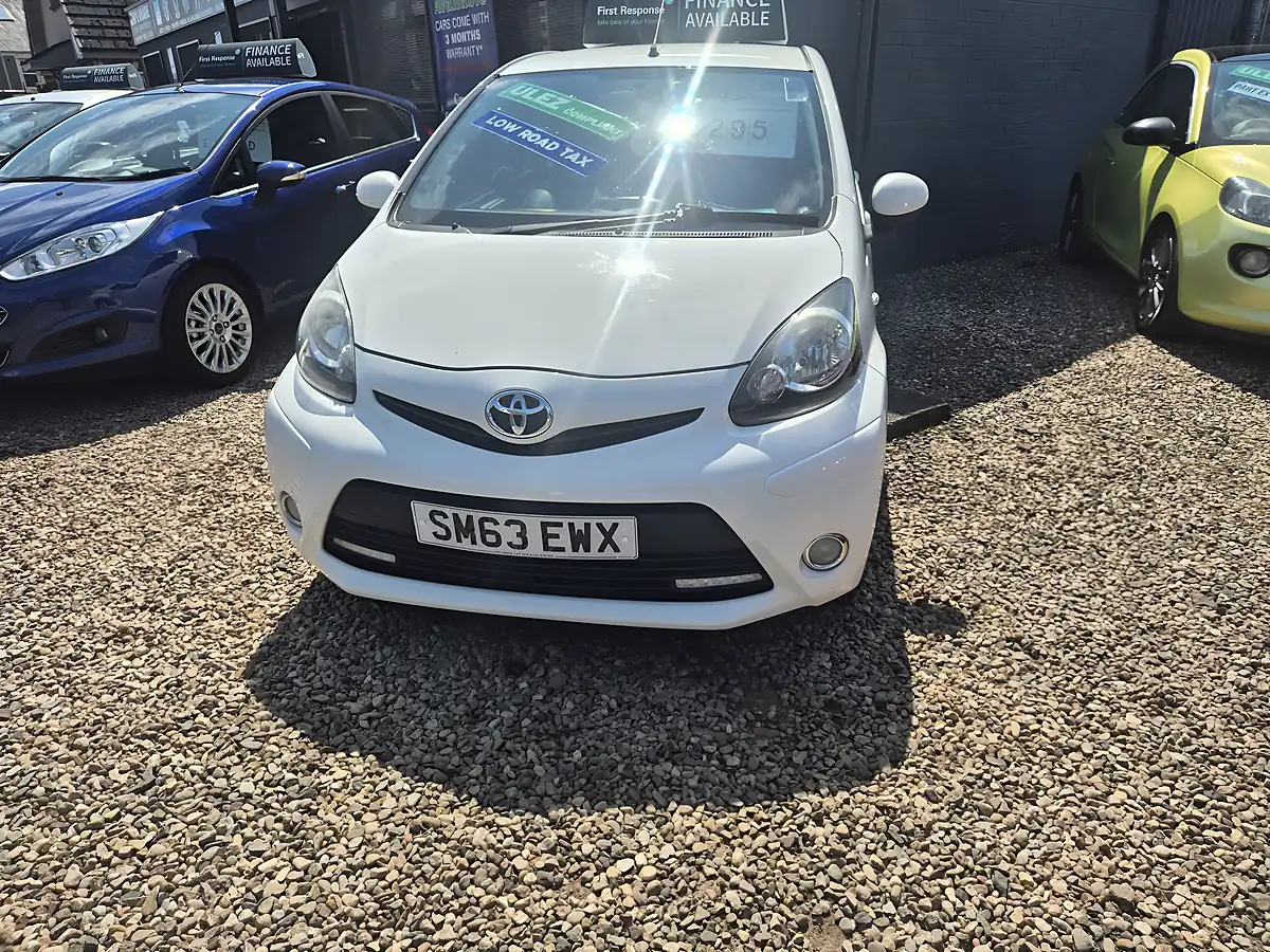 Used 2013 Toyota Aygo Mode White - Interior and Exterior details 10