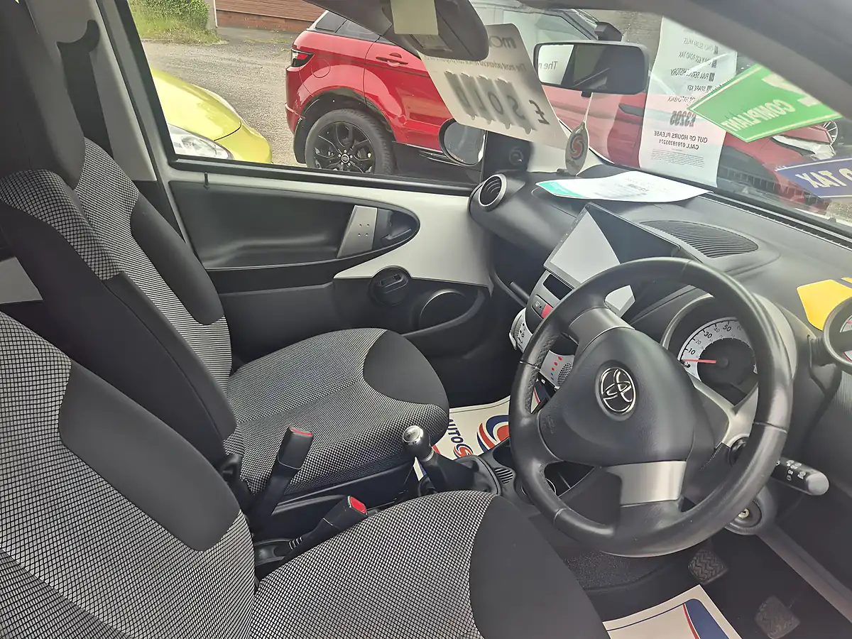 Used 2013 Toyota Aygo Mode White - Interior and Exterior details 12