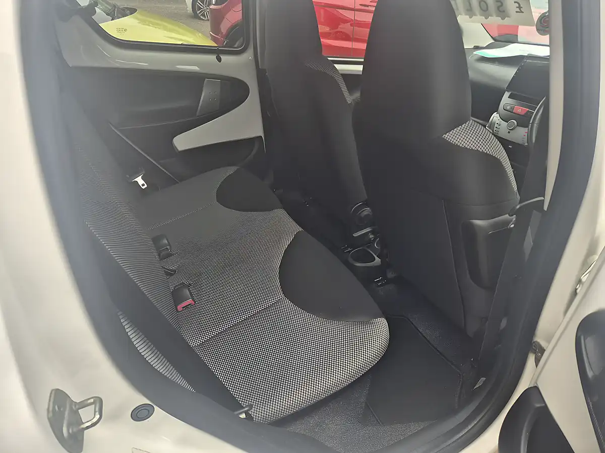 Used 2013 Toyota Aygo Mode White - Interior and Exterior details 15