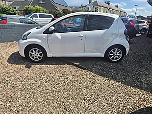 Used 2013 Toyota Aygo Mode White - Interior and Exterior details 4