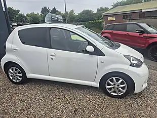 Used 2013 Toyota Aygo Mode White - Interior and Exterior details 5