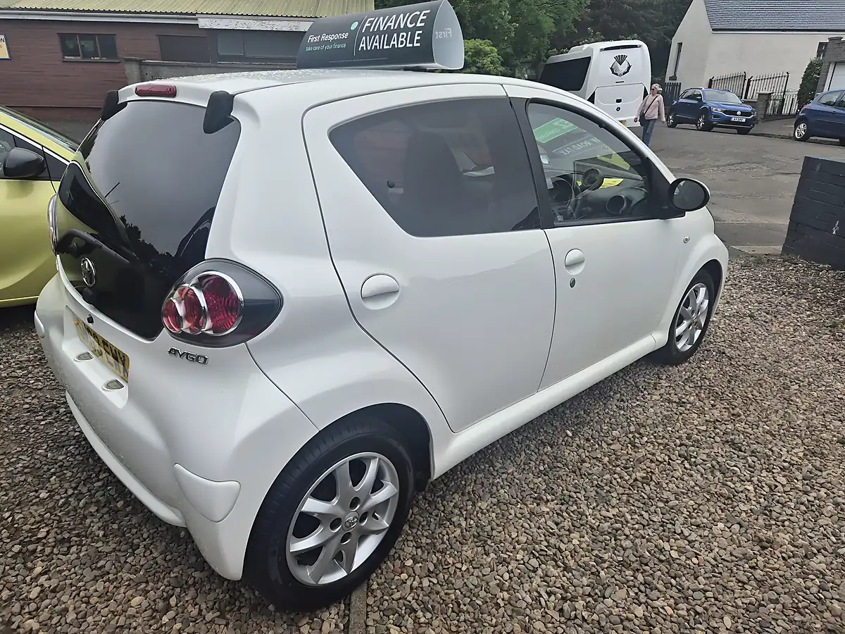 Used 2013 Toyota Aygo Mode White - Interior and Exterior details 6