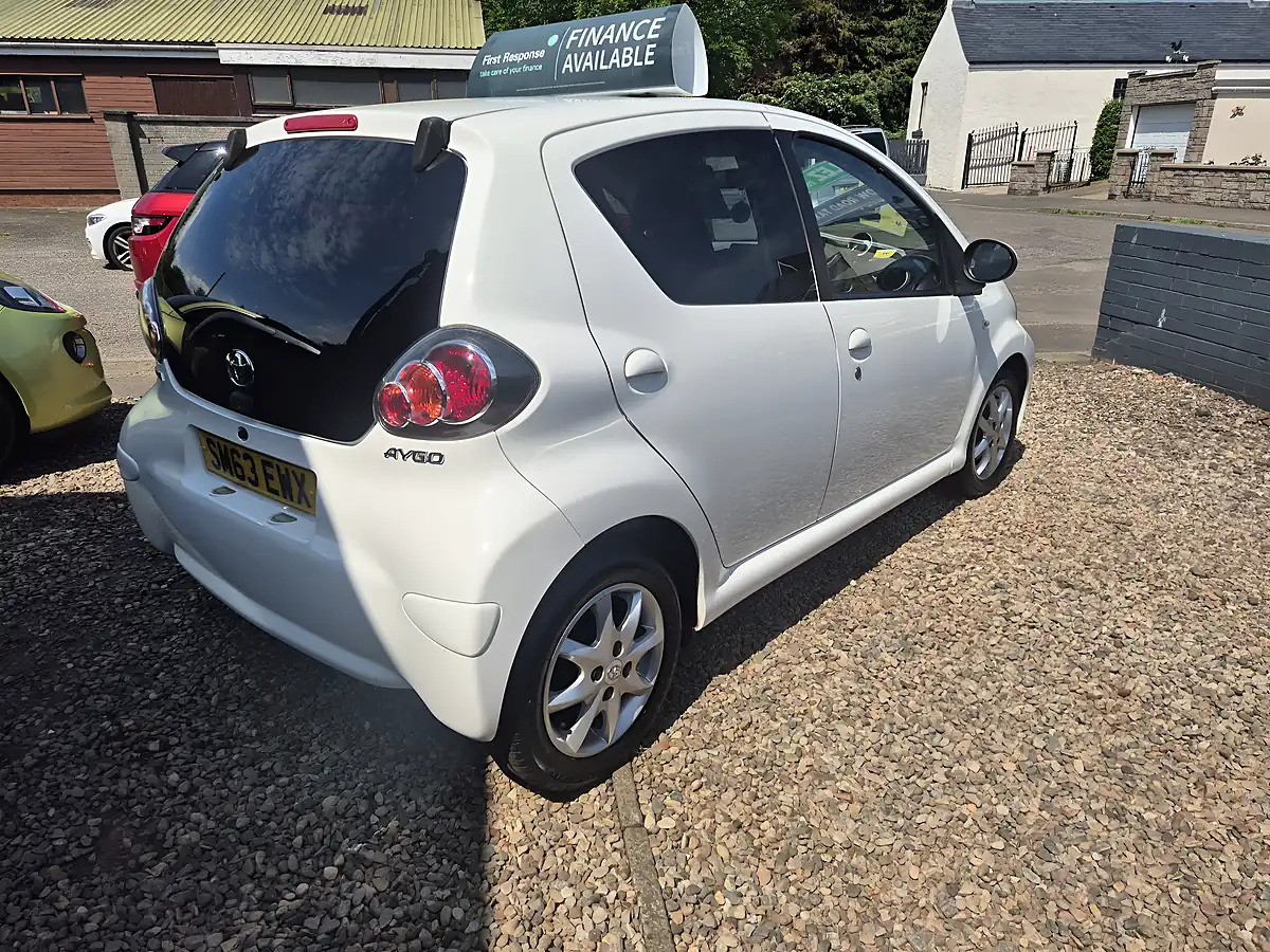 Used 2013 Toyota Aygo Mode White - Interior and Exterior details 8