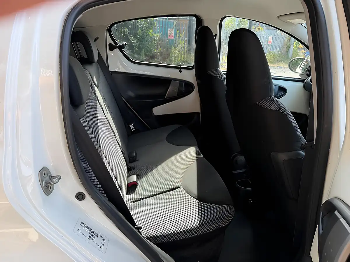 Used 2013 Toyota Aygo Mode White - Interior and Exterior details 15