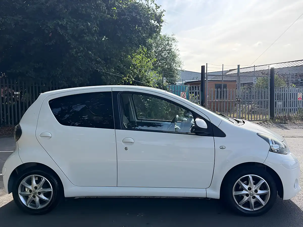 Used 2013 Toyota Aygo Mode White - Interior and Exterior details 2