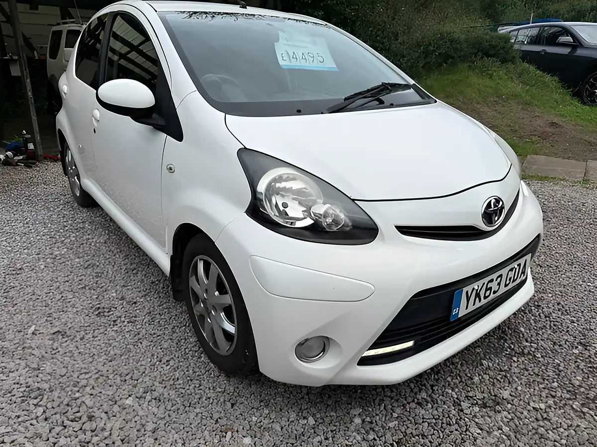 Used 2013 Toyota Aygo Mode White - Front View