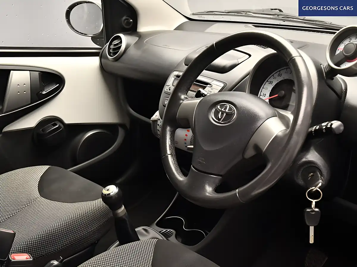 Used 2013 Toyota Aygo Move White - Interior and Exterior details 10