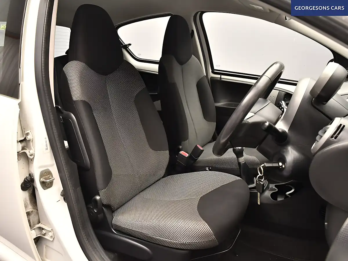 Used 2013 Toyota Aygo Move White - Interior and Exterior details 11