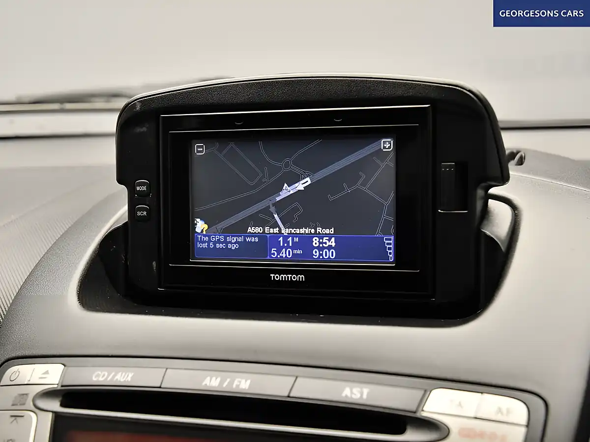 Used 2013 Toyota Aygo Move White - Interior and Exterior details 14