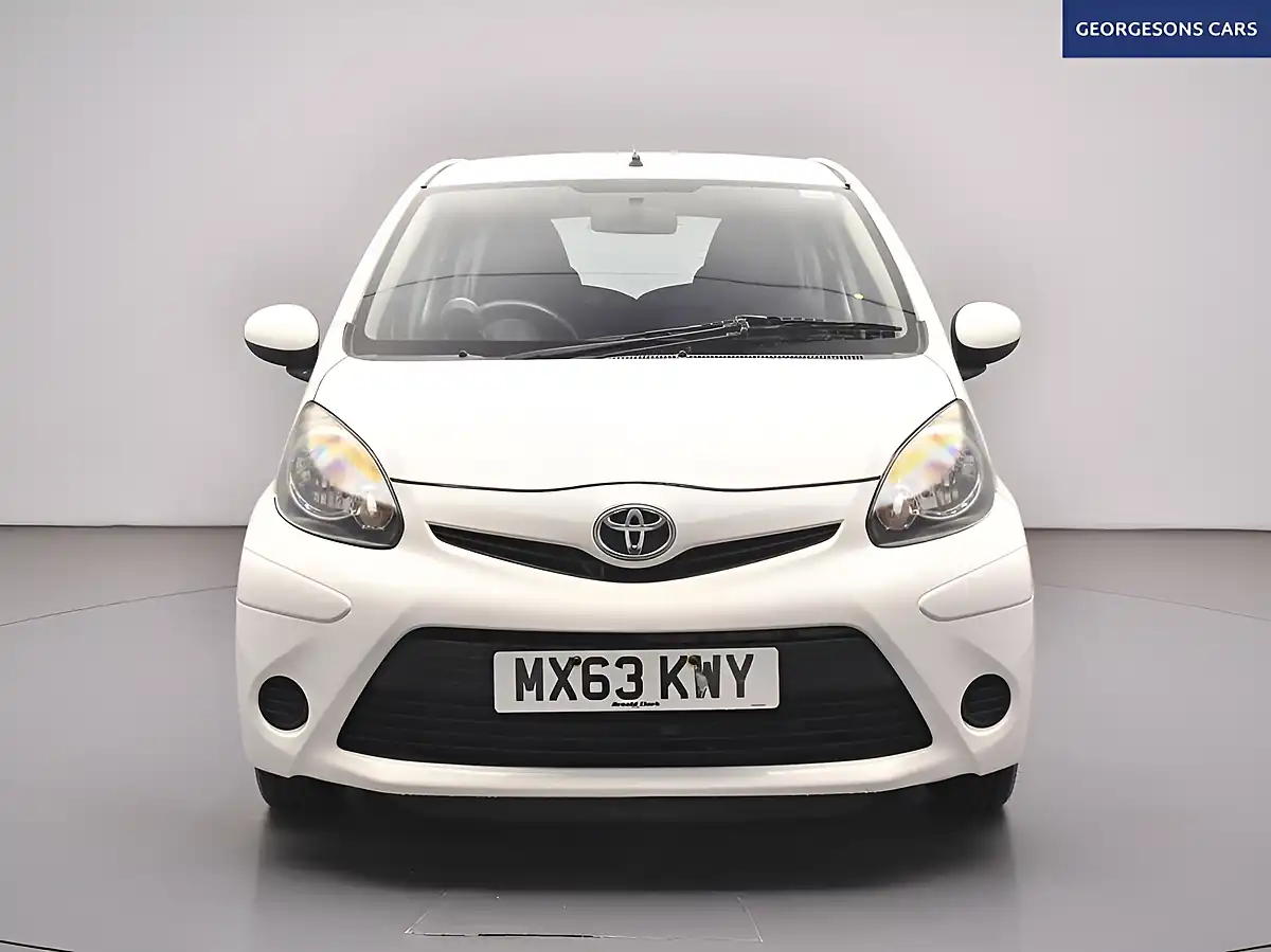 Used 2013 Toyota Aygo Move White - Interior and Exterior details 4