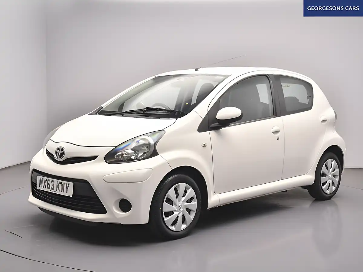 Used 2013 Toyota Aygo Move White - Interior and Exterior details 5