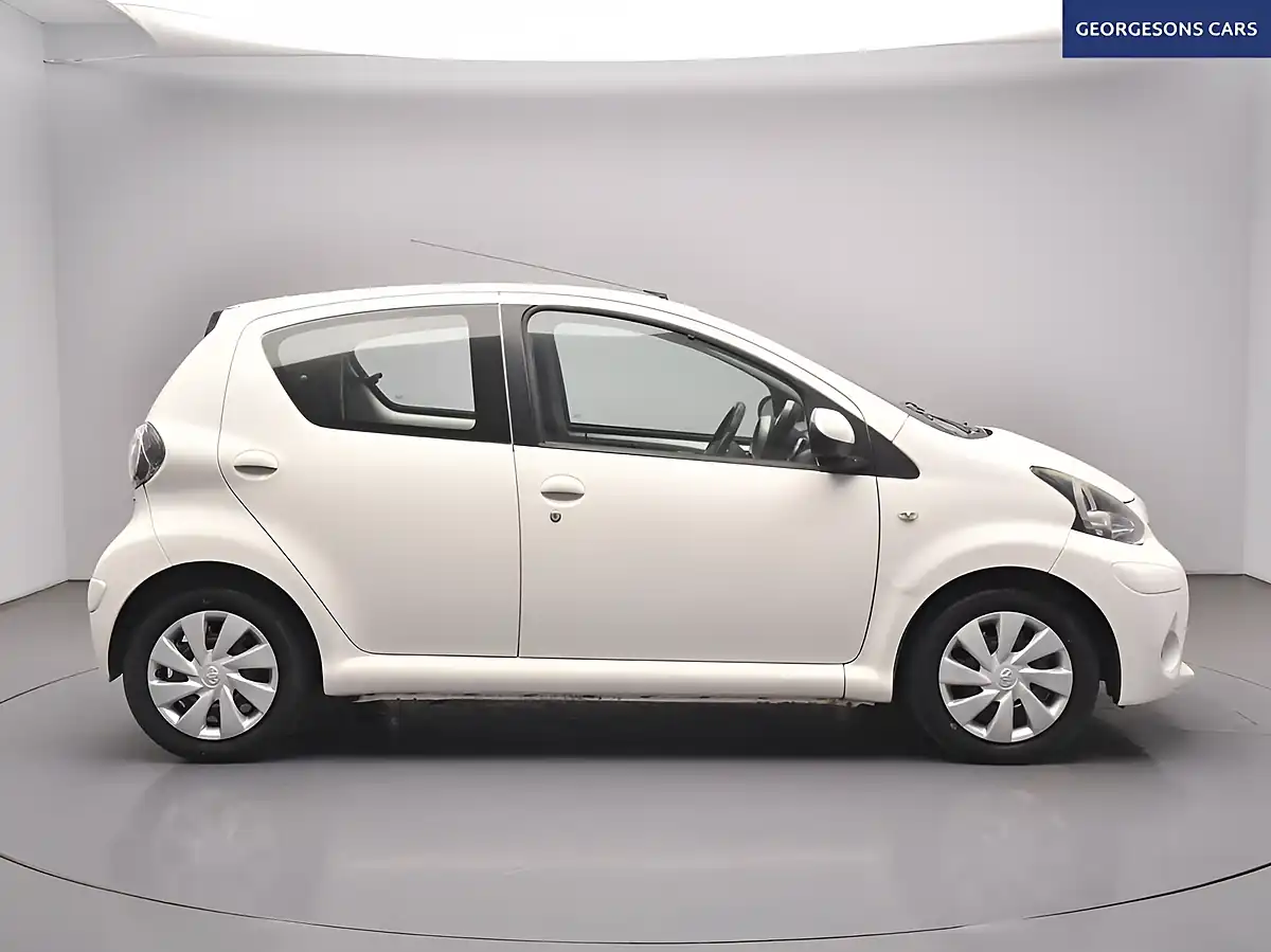 Used 2013 Toyota Aygo Move White - Interior and Exterior details 6