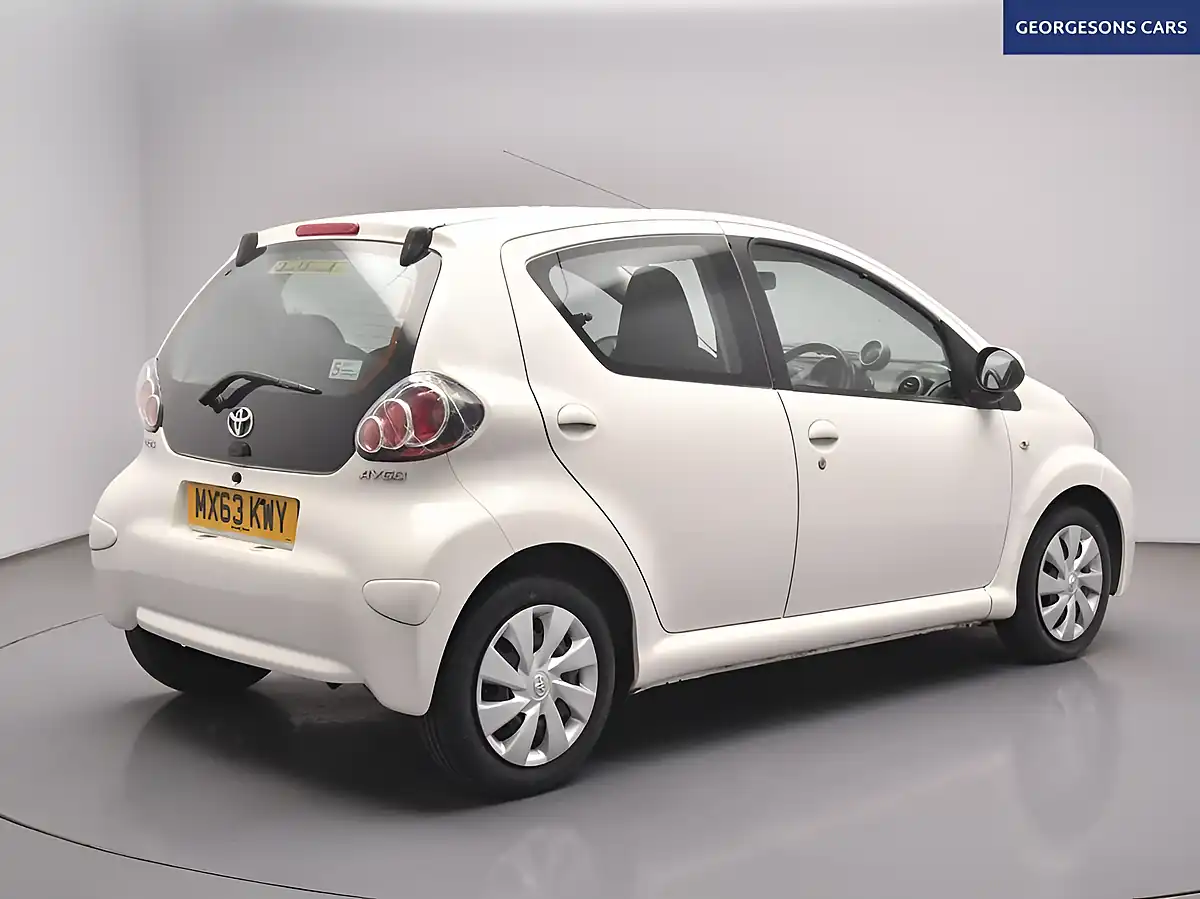 Used 2013 Toyota Aygo Move White - Interior and Exterior details 7