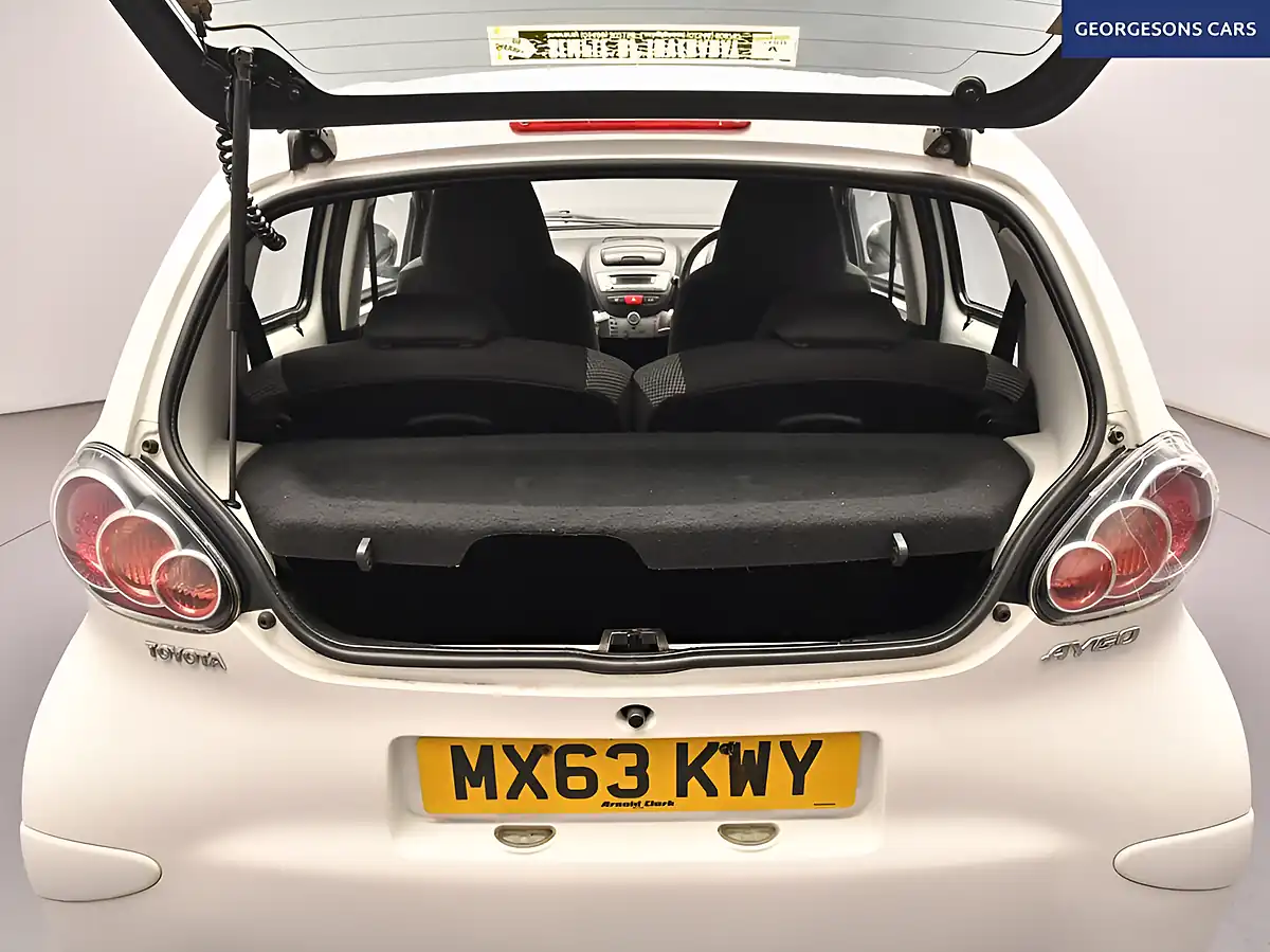 Used 2013 Toyota Aygo Move White - Interior and Exterior details 9